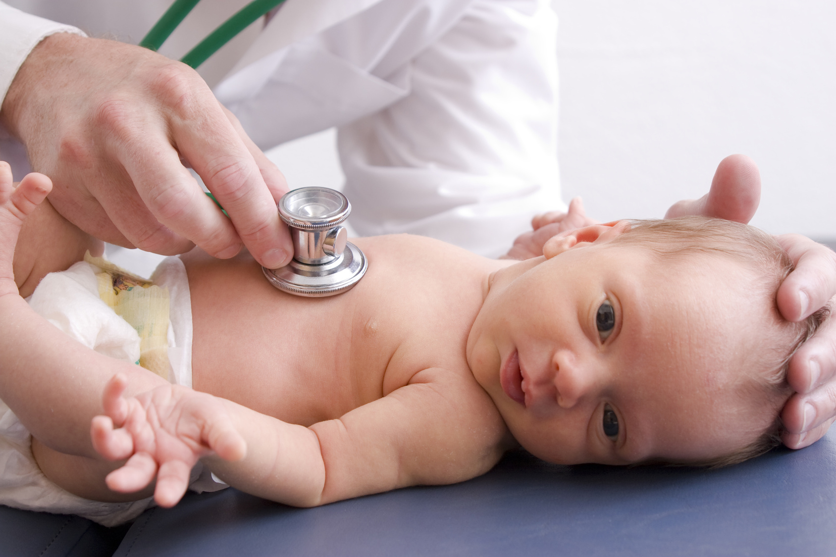 Arzt untersucht Baby mit Stethoskop
