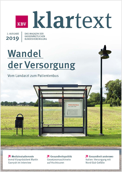 Das Titelbild der 2. Ausgabe 2019 des KBV Klartext zeigt eine leere Bushaltestelle auf dem Lande. Auf dem Fahrplan steht: Patientenbus Montag und Mittwoch 10 Uhr. 