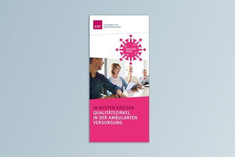 Titelbild des Flyers In besten Kreisen. Qualitätszirkel in der ambulanten Versorgung. Drei Männer und eine Frau sitzen an einer langen Seite eines Holztisches und unterhalten sich fröhlich.