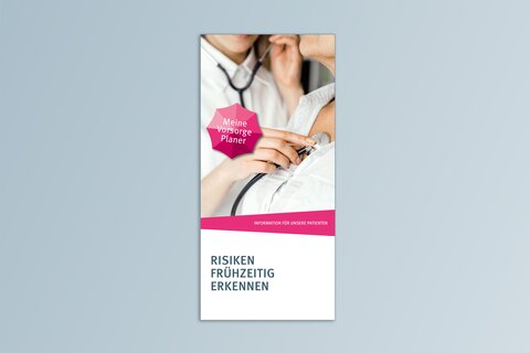 Flyer Vorsorgeplaner Früherkennung. Ärztin mit Stethoskop hört Patientin mit weißer Bluse ab.