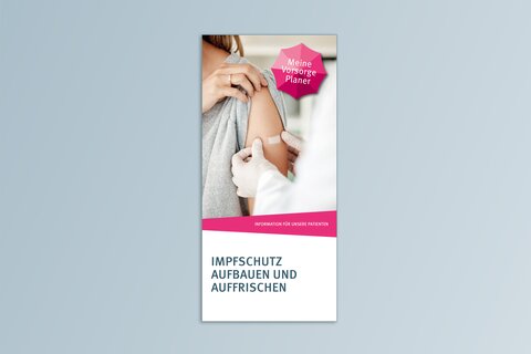 Flyer Vorsorgeplaner Impfen. Schulter und Oberarm einer Frau, die ihr graues T-Shirt am Ärmel ein wenig hochzieht. Medizinisches Personal klebt mit behandschuhten Händen ein Pflaster auf den Oberarm.