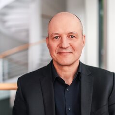 Porträt von Dr. Roland Stahl